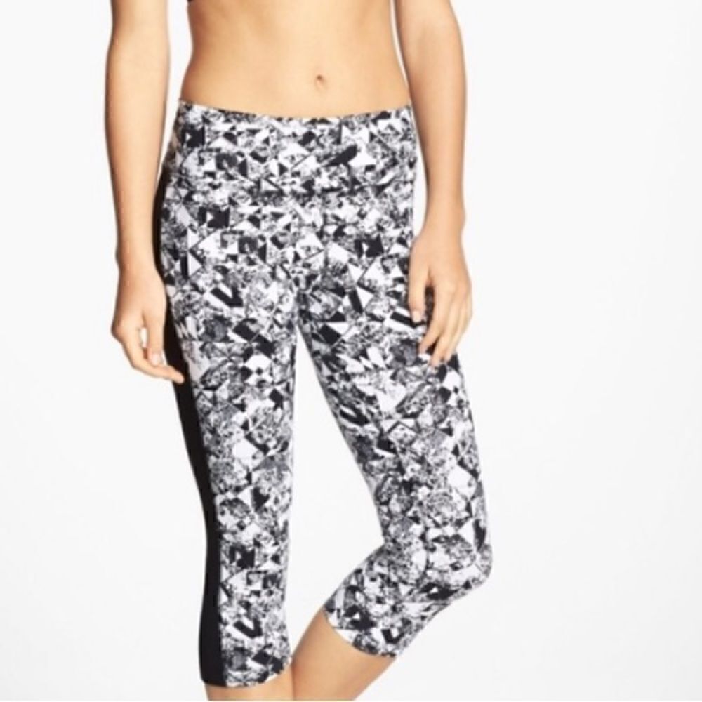 Women’s NIKE dri-fit Capri workout pants size medium workout